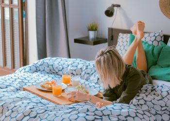 Cum să mănânci sănătos în timp ce călătorești: sfaturi pentru a-ți menține dieta în vacanță