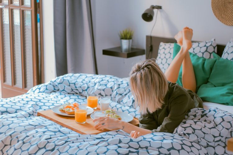 Cum să mănânci sănătos în timp ce călătorești: sfaturi pentru a-ți menține dieta în vacanță