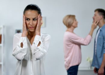Cum să gestionezi influența familiei asupra relației tale