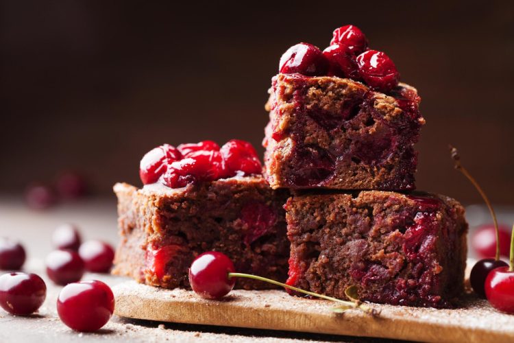 Prăjitură Brownie cu vișine sau cireșe