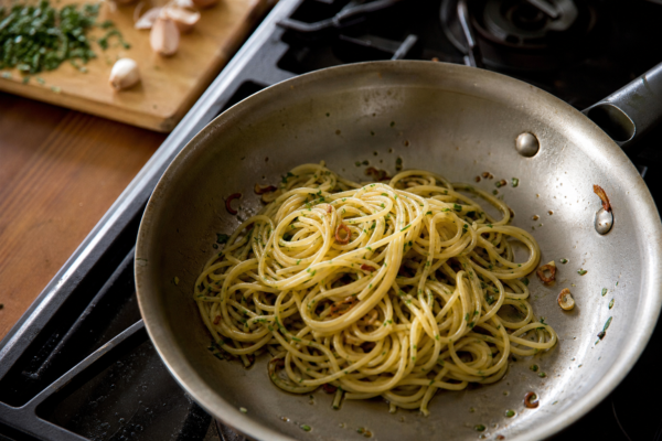 Paste aglio e olio: rețetă italiană cu usturoi și ulei de măsline