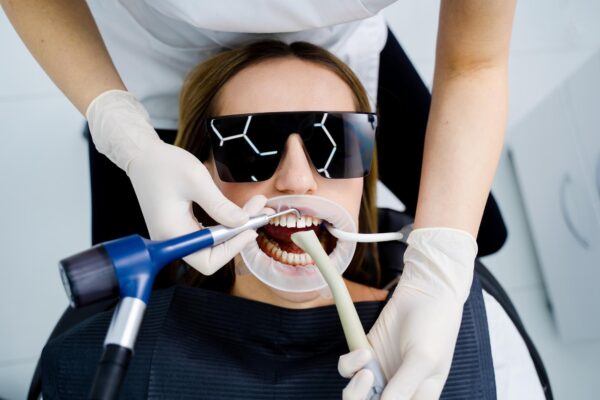 Airflow dentar: ce este și cum ajută la îndepărtarea petelor de pe dinți