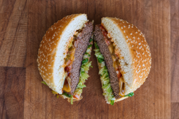 Burger de casă: rețetă pentru carne suculentă și chiflă moale