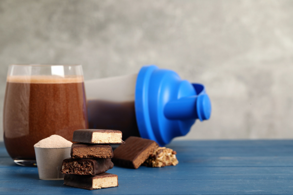Shake proteic cu ciocolată, bare proteice și shaker albastru