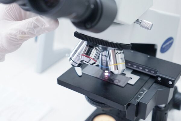 Microscop de laborator analizând probă pe lamelă