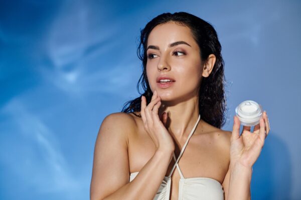 Mai puțină exfoliere, mai multă hidratare: schimbarea de beauty care domină rutina de skincare în 2026