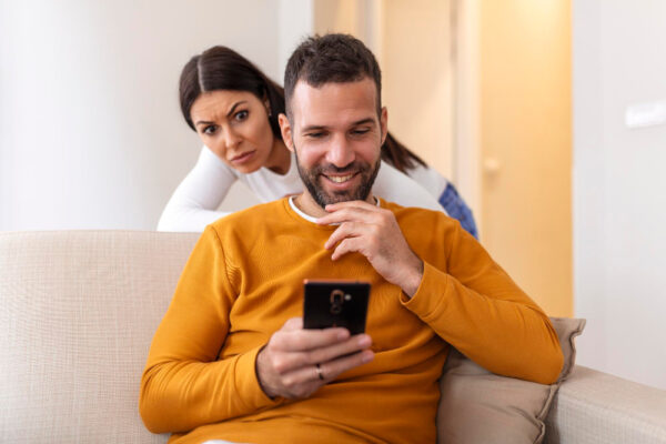Ce să faci dacă partenerul cere să îi verifici telefonul zilnic ca să ai din nou încredere