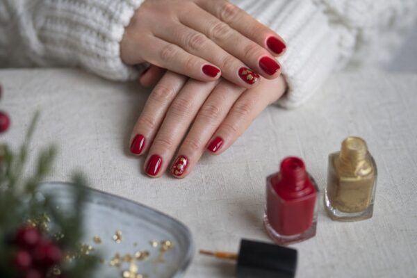 Manichiură de Crăciun: 10 modele elegante care nu par kitsch