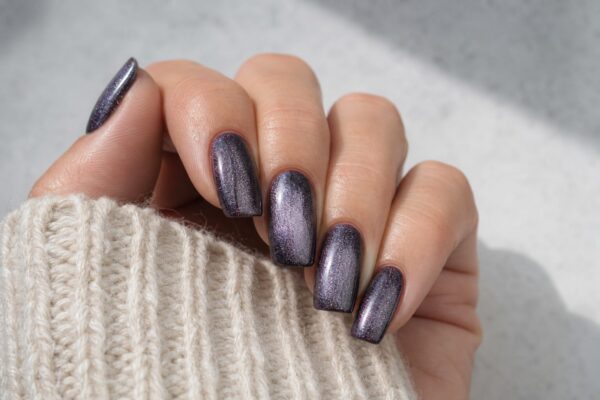 Unghii velvet cu efect magnetic: nuanțele care prind cel mai bine lumina