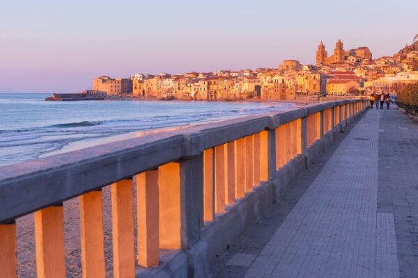 Orașe europene cu plajă: unde poți combina un city break cu o vacanță la mare