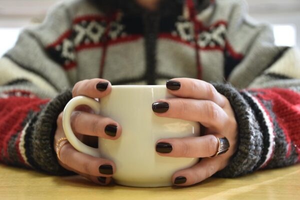 Manichiură în nuanțe de mocha și espresso: culorile care domină sezonul rece