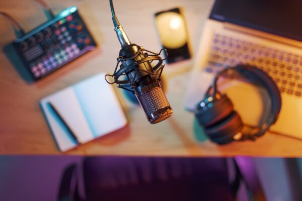 Muzică, podcasturi sau apeluri: cum alegi echipamentul potrivit?
