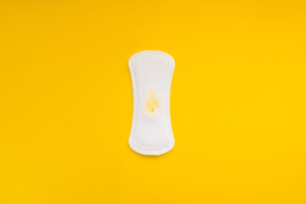 Seni Lady vs. absorbante obișnuite: diferențe în pierderile urinare ușoare