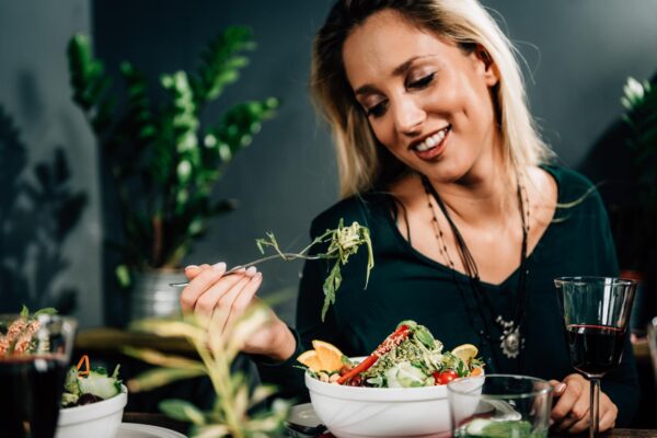 Cum mănânci la restaurant fără să ieși din deficit