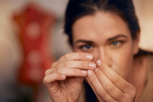 Unghii roase: cum arată o manichiură care te ajută să renunți la obicei