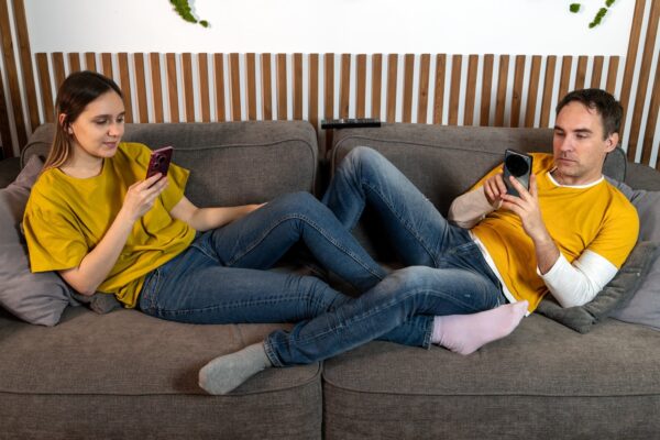 Ce să faci dacă momentele petrecute împreună sunt întrerupte constant de telefon