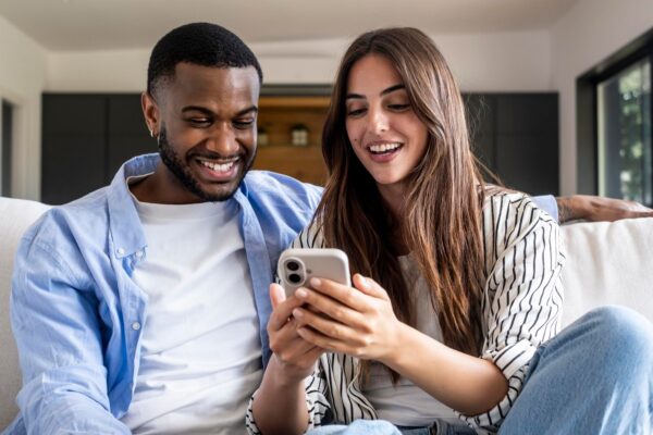 Ce să faci dacă partenerul cere să îi verifici telefonul zilnic ca să ai din nou încredere