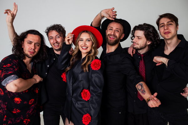 Experiență de scenă și pasiune pentru muzică: povestea trupei Nicoleta Oancea & Band